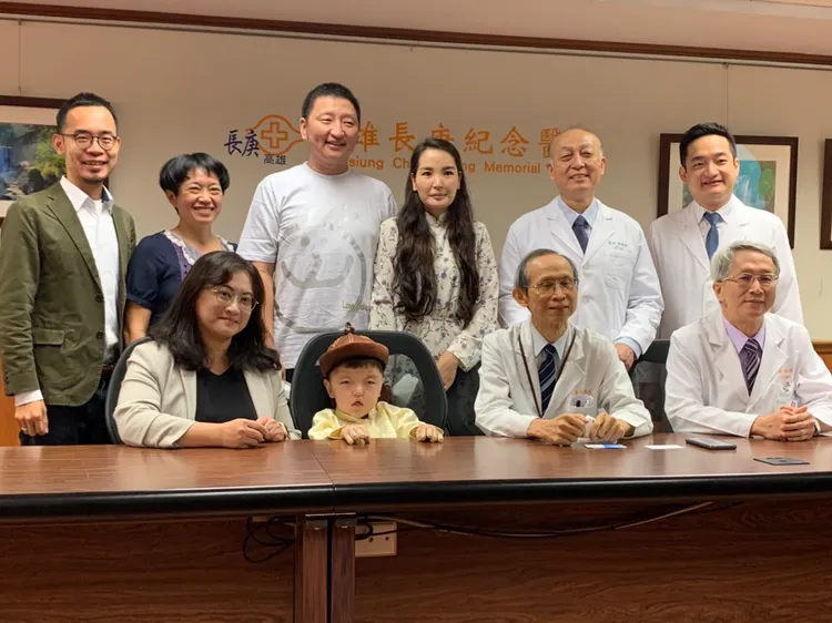 罹患「亞伯氏症」的男童Ochir在高長進行手腳指分離手術後，明天將返回蒙古，今他出席出院記者會。吳慧芬攝