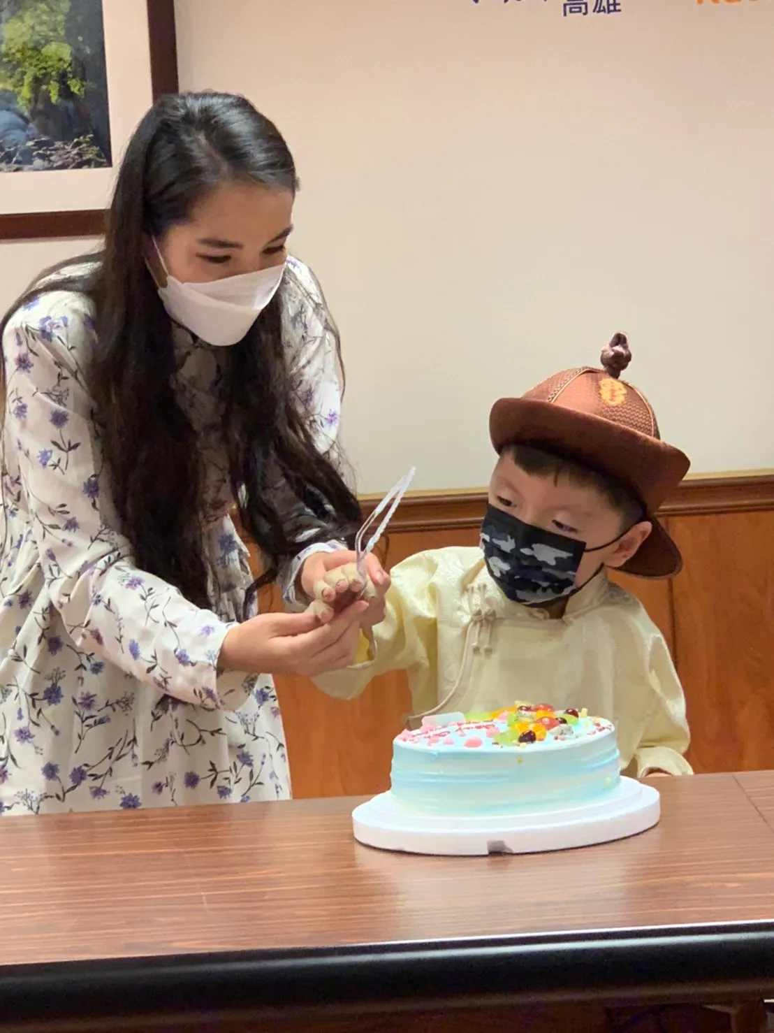 Ochir與媽媽一同切下高長為他準備的蛋糕。吳慧芬攝