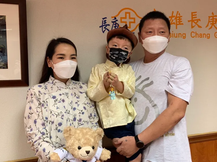 Ochir父母抱著他，感謝台灣醫療團的協助。吳慧芬攝
