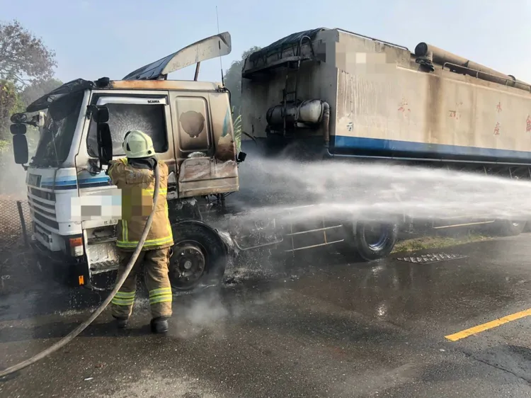 消防人員射水滅火。民眾提供