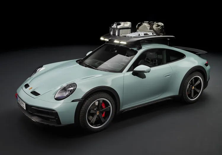 保時捷 911 Dakar 的車頂配有可見的 12V 電源輸出，提供給可選配的車頂行李架上的探照燈使用。原廠提供