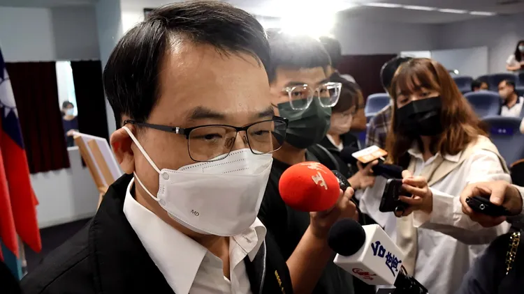 黃崇典說，中央目前仍規定確診者不得外出投票，但各開票所無法對每位選舉人進行核對。鮮明攝