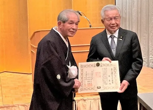 推動高球不遺餘力 裙襬搖搖隊員秦嘉鴻獲頒日本「東久彌宮文化褒賞」