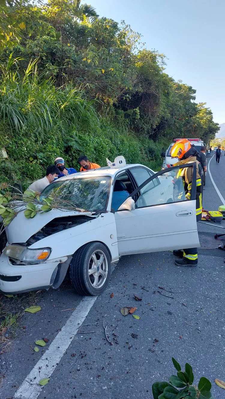 警義消搶救傷者。富里消防分隊提供