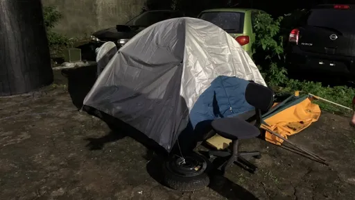 太詭異!下雨天民宅前搭帳露營 淡水警盤查驚見毒品逮2男