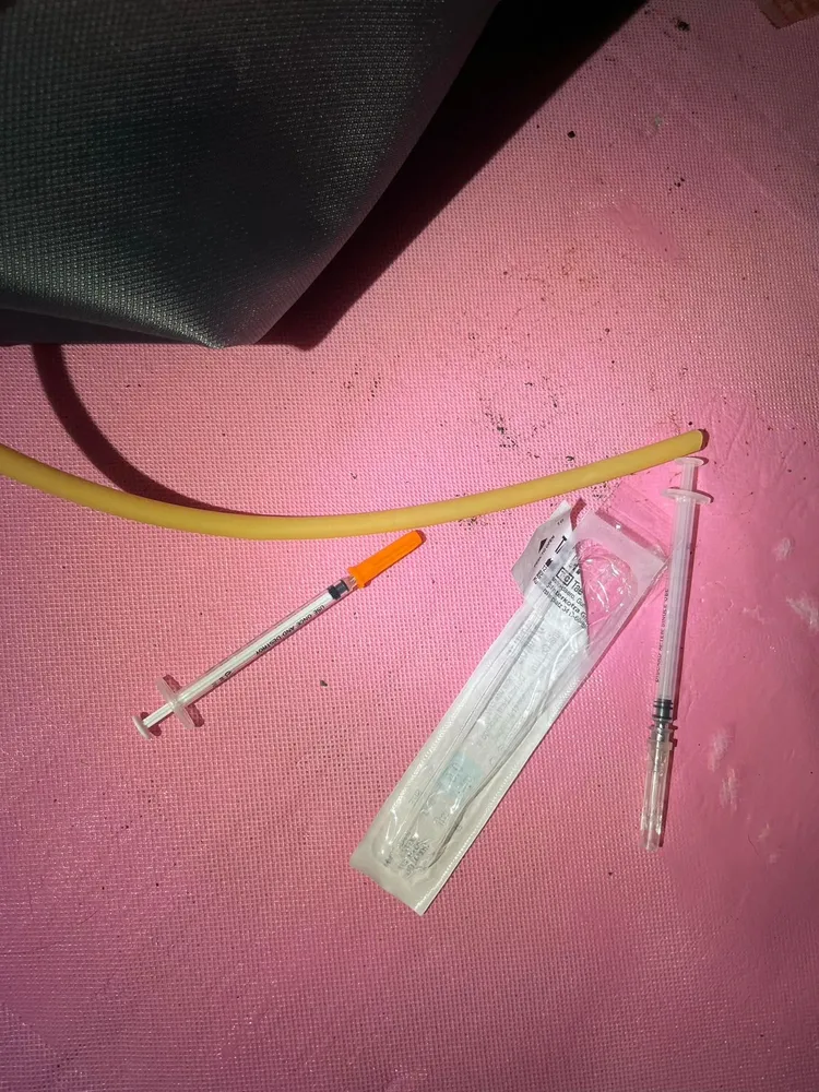 警方在帳棚內查獲注射針筒。淡水警分局提供