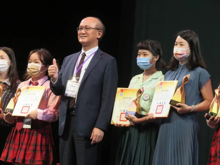 教育部次長林騰蛟(中)頒獎給飾品製作組第八名學生李沛恩(右2)，指導老師王燕苹老師(右1)陪同。民眾提供