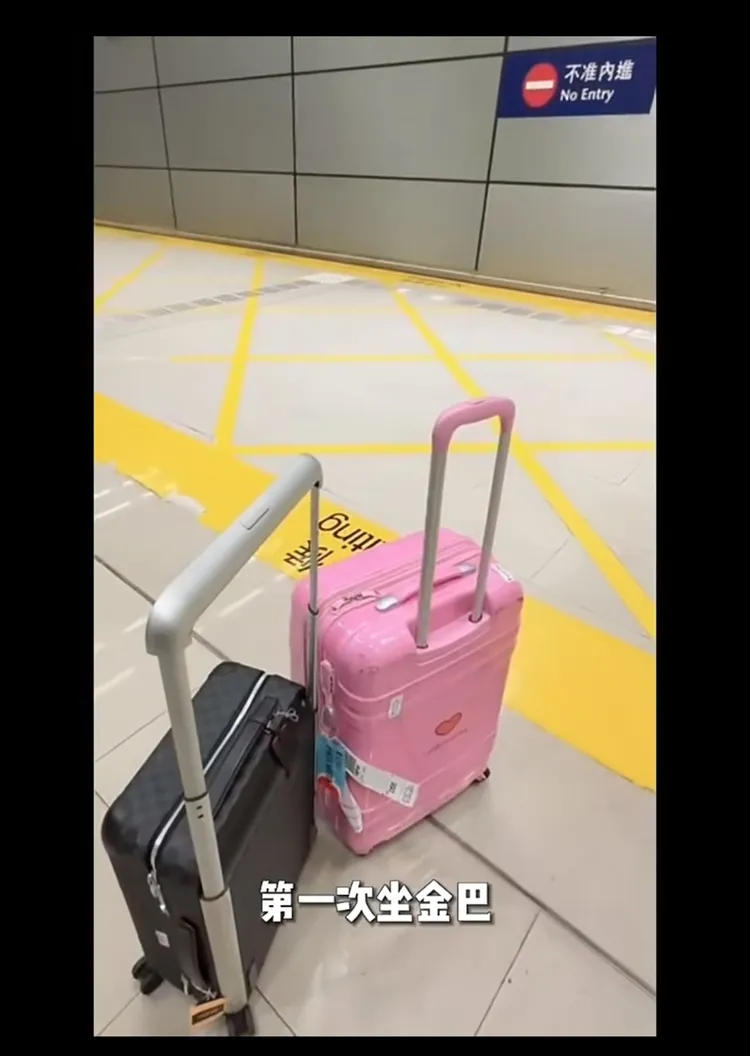 向太獨自拉行李搭巴士回香港。翻攝自向太小紅書