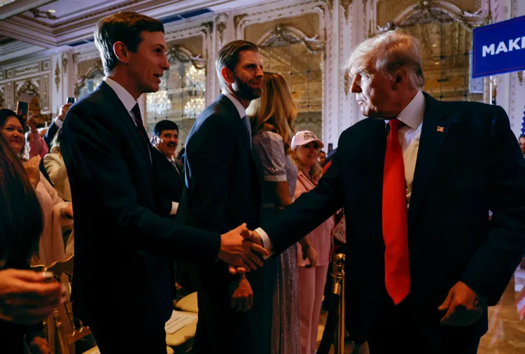 川普（右一）宣布角逐2024年總統大位的記者會上，僅有女婿庫西納（前左一）和次子艾瑞克（中）現身。路透社