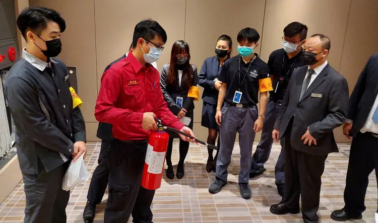 教導使用滅火器。翻攝畫面