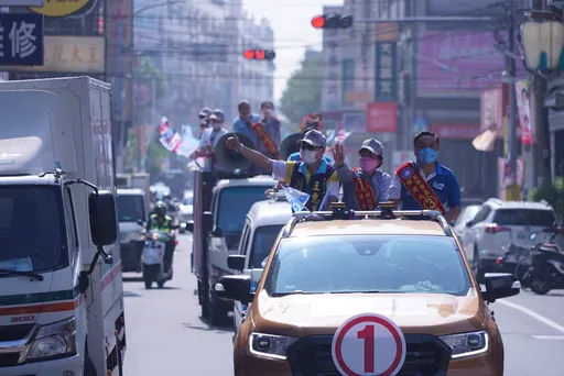 彰化縣長選戰肉搏 藍軍車隊掃街、綠營抓鬼反賄