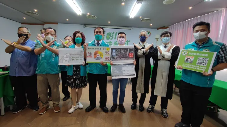 黃秀芳競總宣布成立全民監票反賄選專線，並公布LINE通報QR Code。黃秀芳競總提供