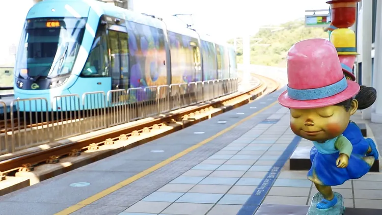 車站內擺設幾米裝置藝術。新北捷運公司提供