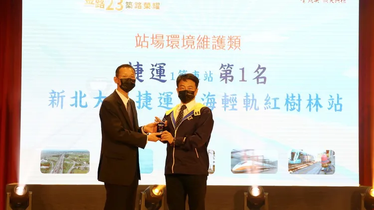 輕軌紅樹林站獲得站場環境維護類第1名。新北捷運公司提供