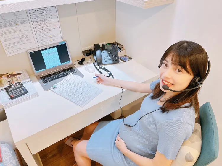 愉快的工作氛圍、穩定的業績成長再加上公司專業的員工培訓，徐瑋君笑說跟同事約好在康成志業保健行銷就這樣一路做下去，當個超級資深的電話行銷老婆婆！(照片提供/康成志業)