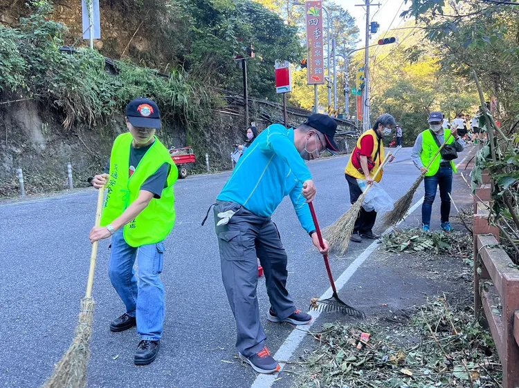 風管所主任蔡崇雄及谷關工務段段長也全程參與淨街。李陳信得攝