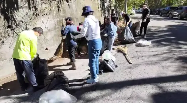 參山處今上午偕同谷關業者及公部門一起淨街。李陳信得攝