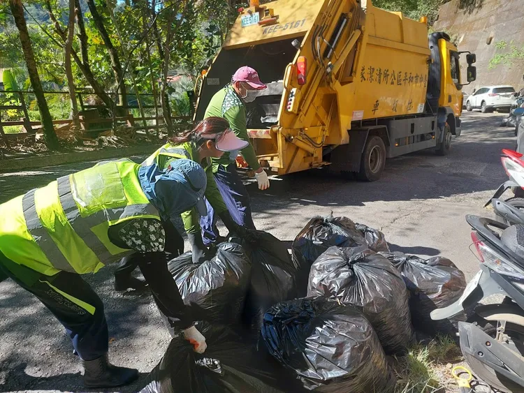 清掃谷關街道3小時，共清出廢棄物樹葉共800公斤。李陳信得攝