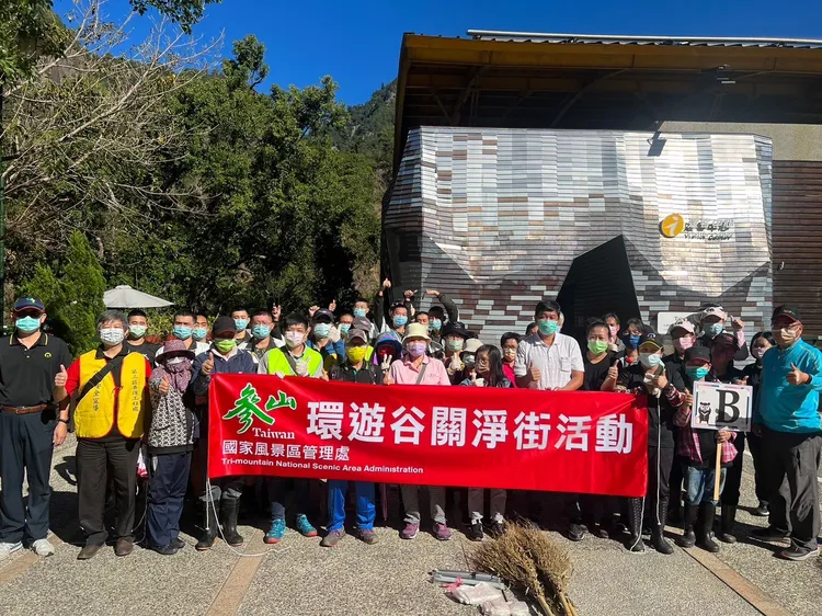 參加的公部門及業者在谷關遊客中心前集結分配任務。李陳信得攝