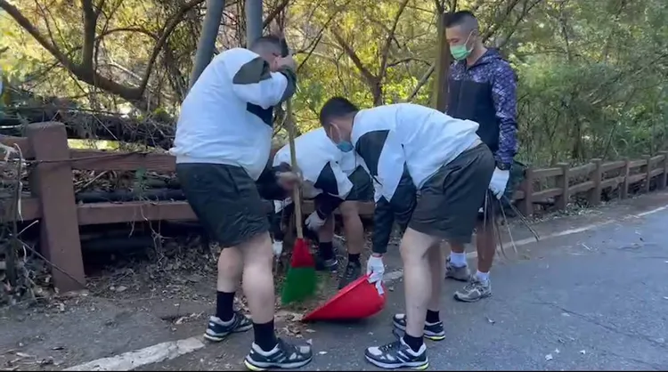 麗陽官兵也派出10多人前來幫忙。李陳信得攝