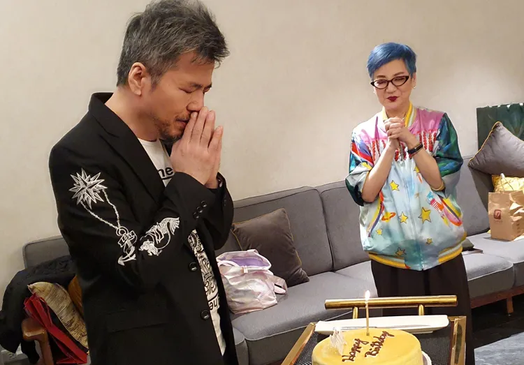 黃國倫（左）誠心許下生日願望，一旁的張小燕祝福。寇乃馨提供