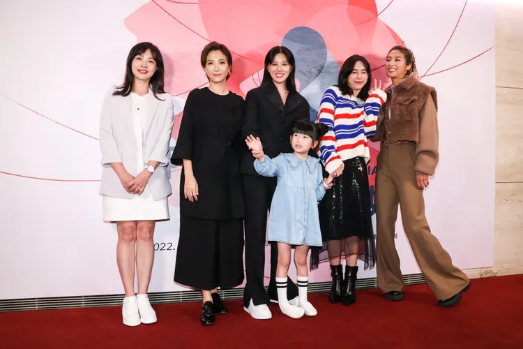 馬千代（左起）、徐麗雯、林予晞、童星張絡扉、温貞菱和瑞瑪･席丹出席首映會。趙世平攝