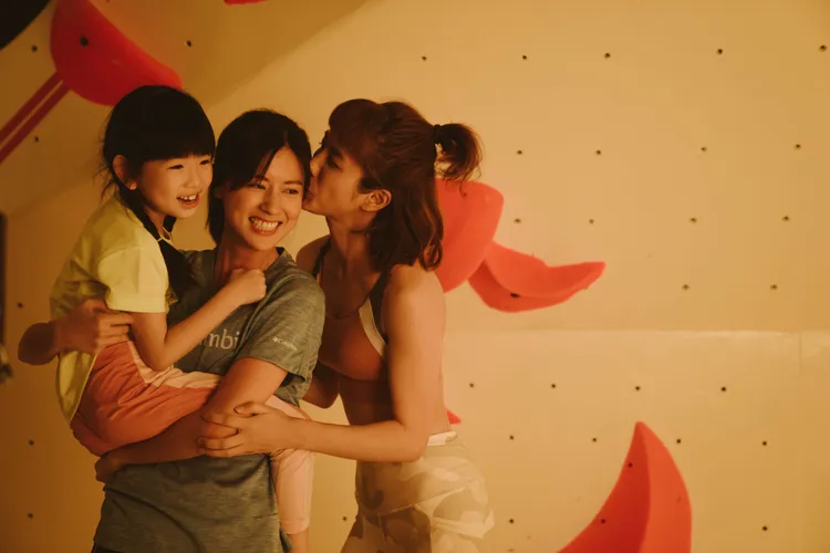 私下感情要好的林予晞（左）和温貞菱，在《沙之書》首次合作挑戰同志伴侶。公視提供