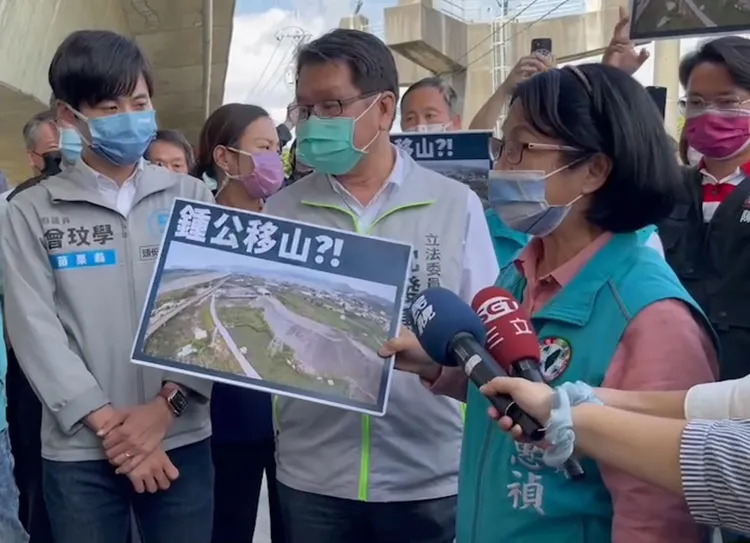 立委沈發惠、湯蕙禎出示「鍾公移山」　空照圖，指控連日來現場囤積的砂石不斷被載走。讀者提供