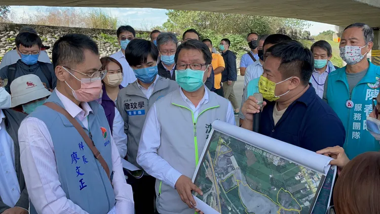 立委洪申翰（右藍衣）質問苗栗縣政府，針對非法囤積砂石為何遲不要求恢復原狀？讀者提供