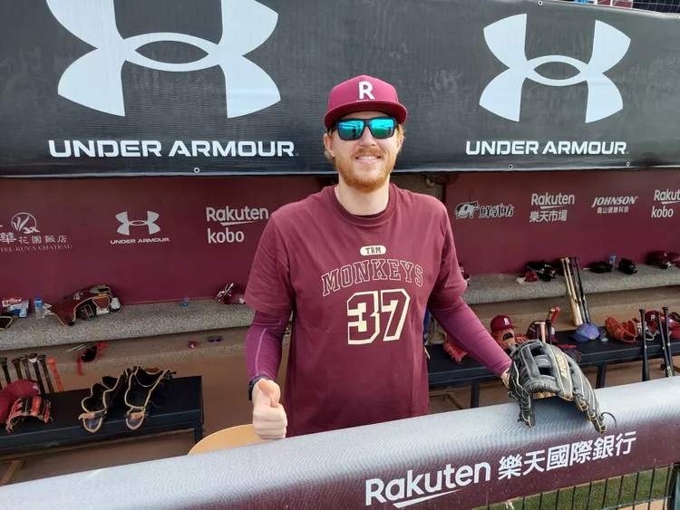 樂天霸林爵穿上今天先發投手曾仁和37號球衣。  王覺一攝