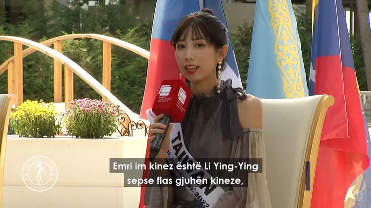 李盈盈每學年保持第一名的優異成績，選美間以英文接受訪談。李盈盈提供