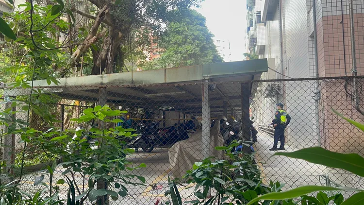 警方拉起封鎖線，釐清男子墜落原因。陸運陞攝