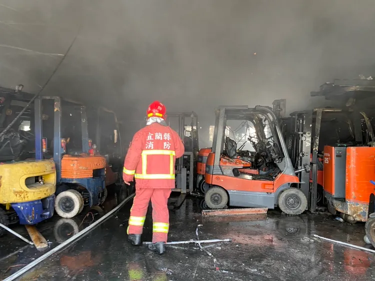 現場存放大批堆高機，警消灌救。讀者提供