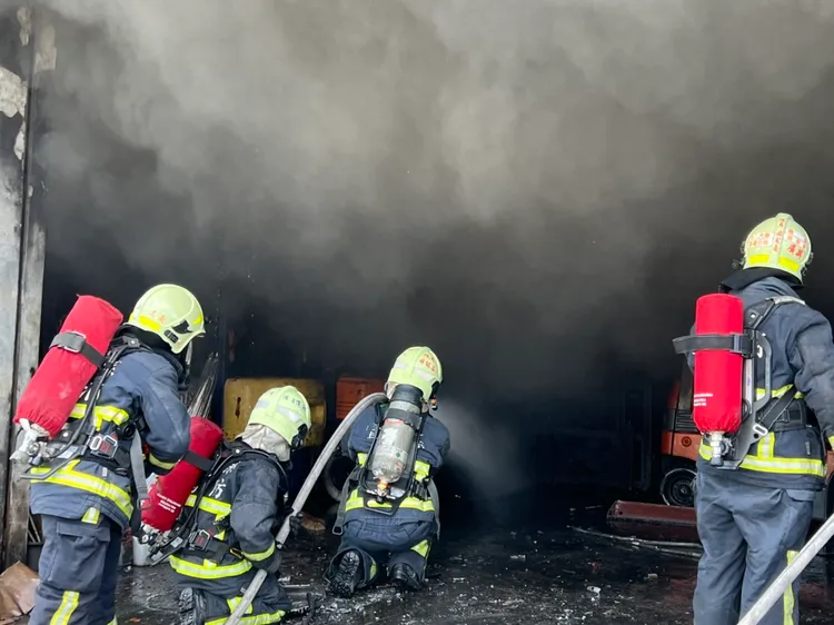 警消佈線灌救。讀者提供