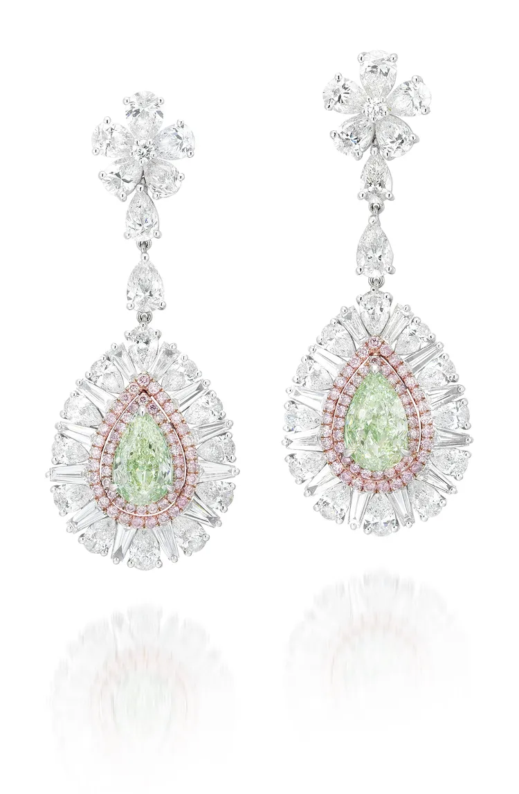 1.25及1.01克拉彩黃綠鑽耳環，估價約133萬元台幣。品牌提供