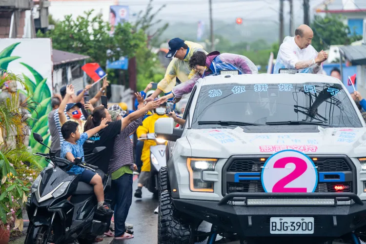 台東縣長候選人饒慶鈴與台東市長候選人陳銘風向支持群眾握手。饒慶鈴競總提供