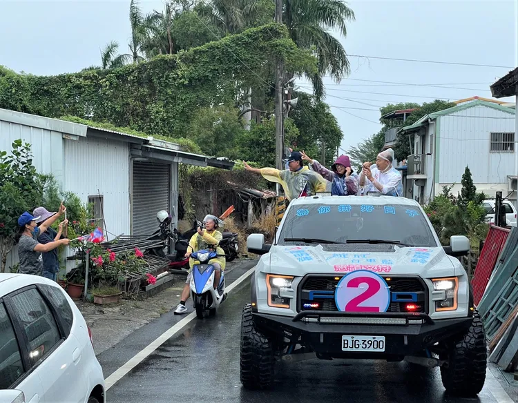 競選戰車來到知本社區小巷。饒慶鈴競總提供