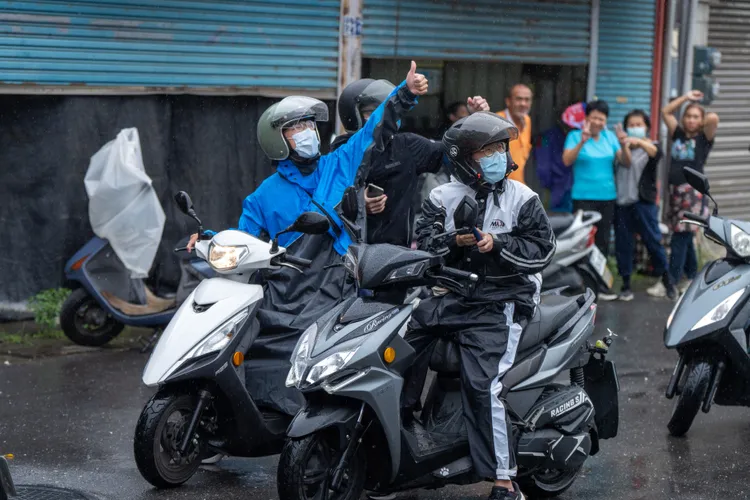台東大學生在路旁歡呼支持。讀者提供