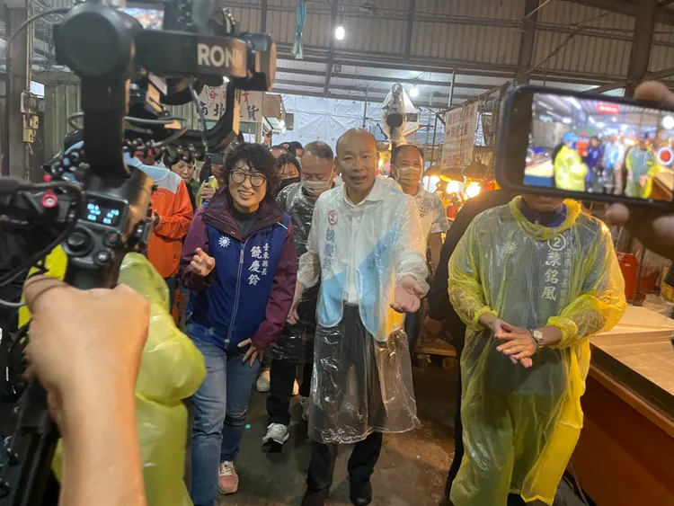 前高雄市長韓國瑜走訪台東市區黃昏市場位國民黨籍台東縣市長候選人拉票。讀者提供