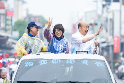 賣菜郎陪饒慶鈴掃街拜票 韓粉樂壞!忠實粉絲搶握手合影