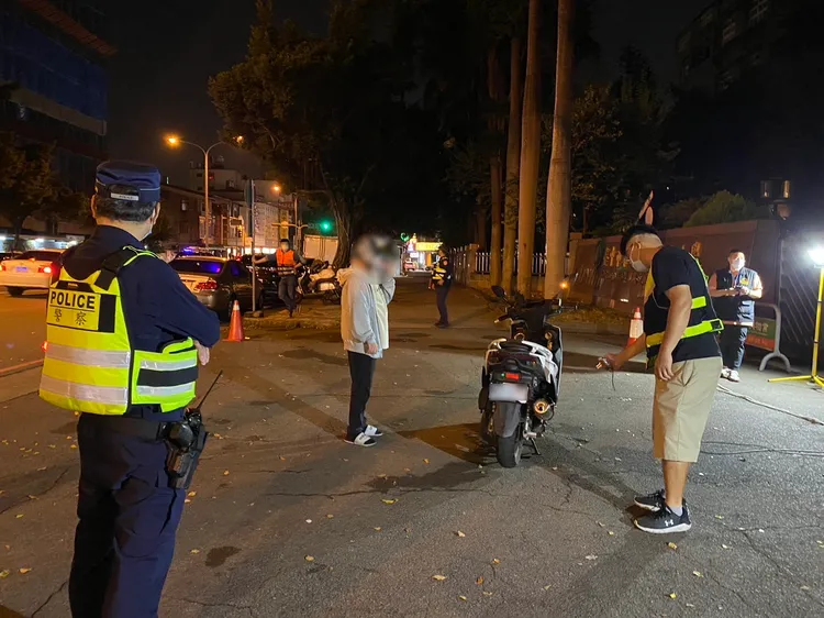 檢驗合格後，再改裝的二次改裝車輛也遭當場告發。警方提供