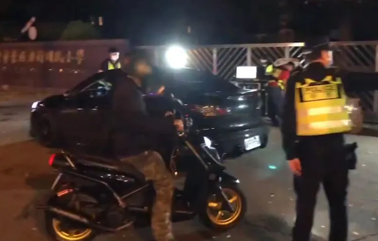 警員指揮機車騎士接受檢測。警方提供