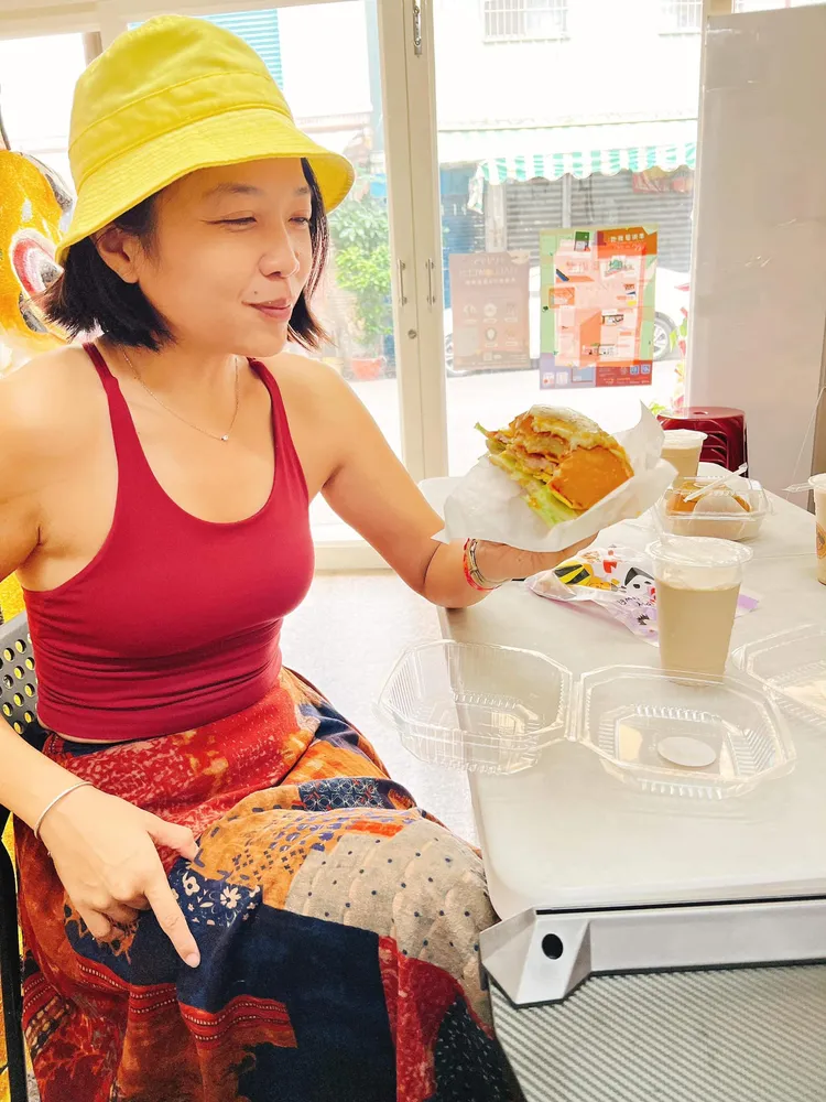 鄭侑青熱愛運動與美食，身材健美。翻攝鄭侑青臉書