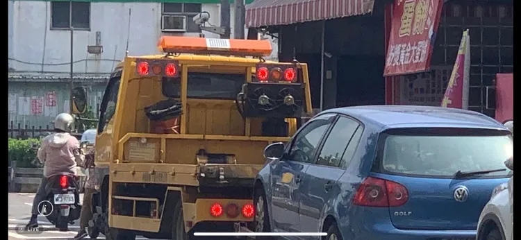 車內財物遭竊不久，鄭侑青又遇到汽車拋錨。翻攝鄭侑青臉書