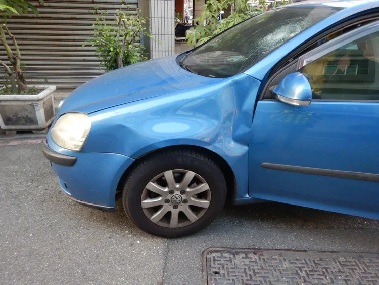 鄭侑青遇車關，愛車「小藍」頻頻出槌，車頭撞凹。讀者提供