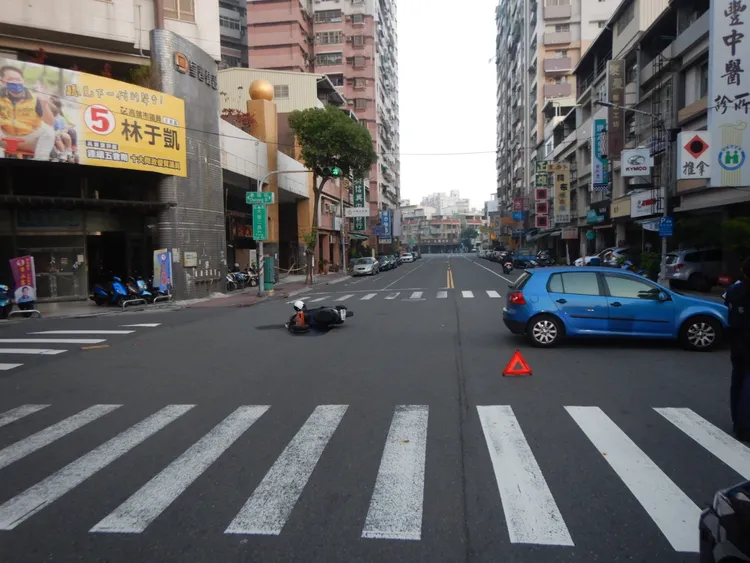 鄭侑青接連遇到遭竊、拋錨和車禍。讀者提供