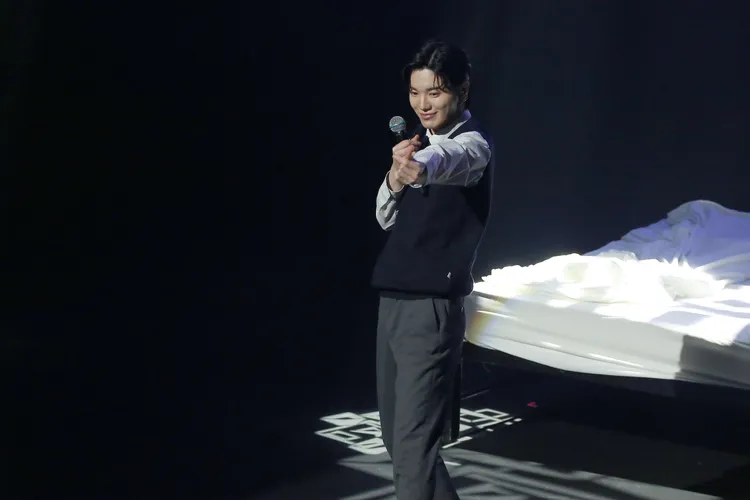 李成種發射手指愛心，讓台下粉絲瘋狂。朱世閎攝