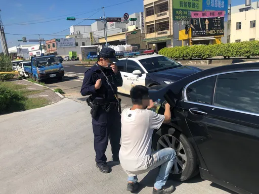 桃園男尖峰時間開車沒油「顧路」 車流回堵塞爆!大園警協助解圍