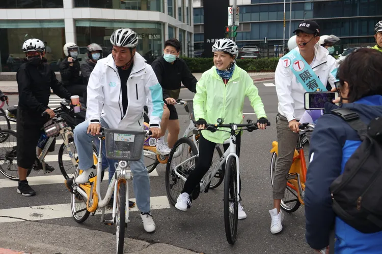 黃珊珊率小雞進行「偉大市民向前騎」活動。彭欣偉攝