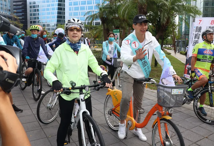 黃珊珊率小雞進行「偉大市民向前騎」活動。彭欣偉攝